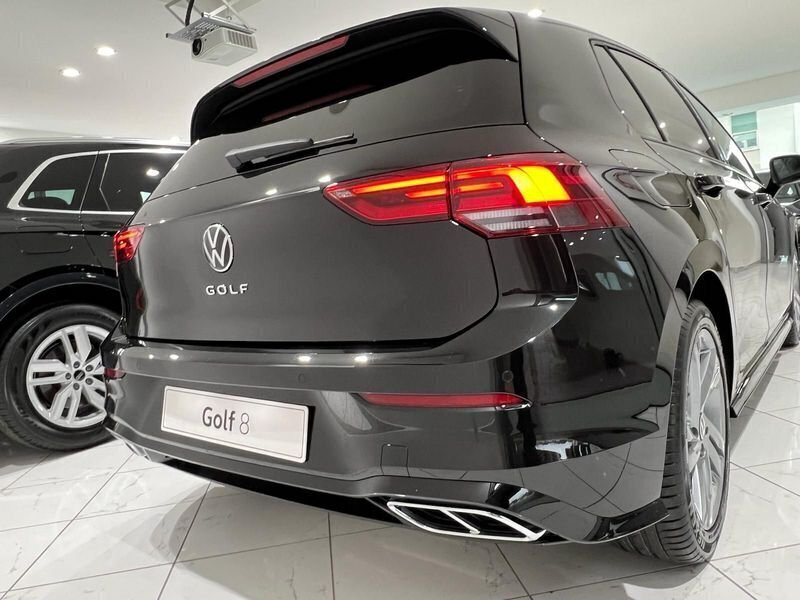 Usato 2024 VW Golf VIII 1.5 Benzin 131 CV (31.800 €)