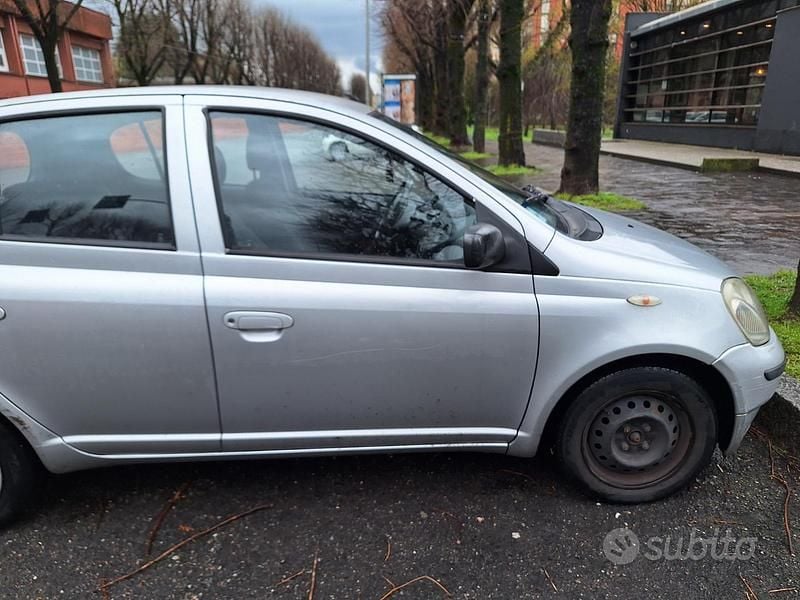 Usata Toyota Yaris 68 CV (50 kW) 2001 Grigio Utilitaria