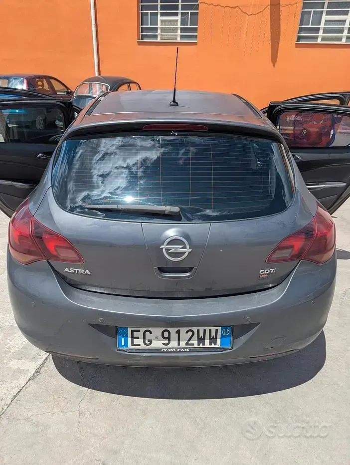 Usata Opel Astra 110 CV (80 kW) 2011 Berlina