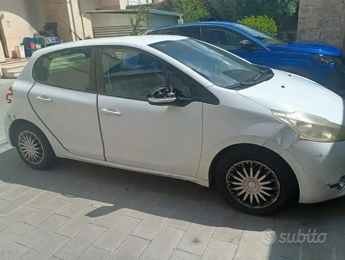 Usata Peugeot 208 68 CV (50 kW) 2012 Bianco Utilitaria