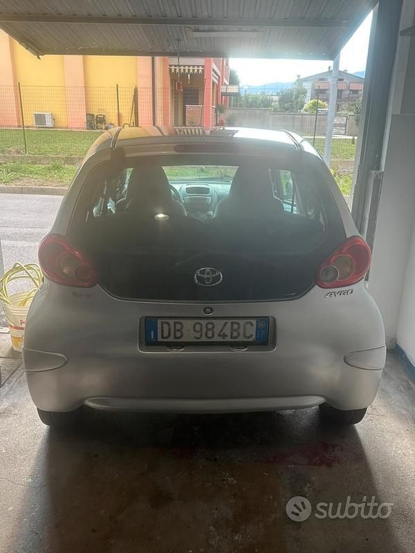 Usata Toyota Aygo 68 CV (50 kW) 2006 Grigio Utilitaria