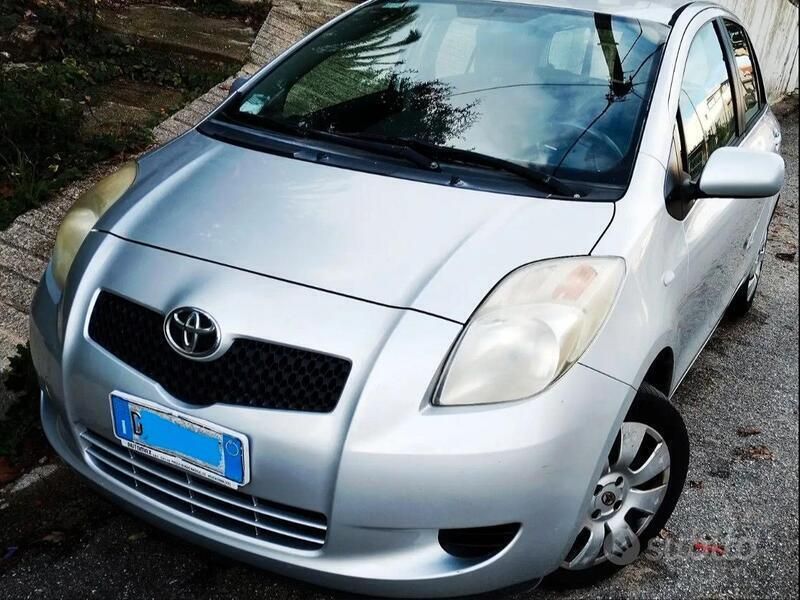 Grigio Usata 2007 Toyota Yaris Due volumi | 3900 € (Cara) - Immagine 1/4