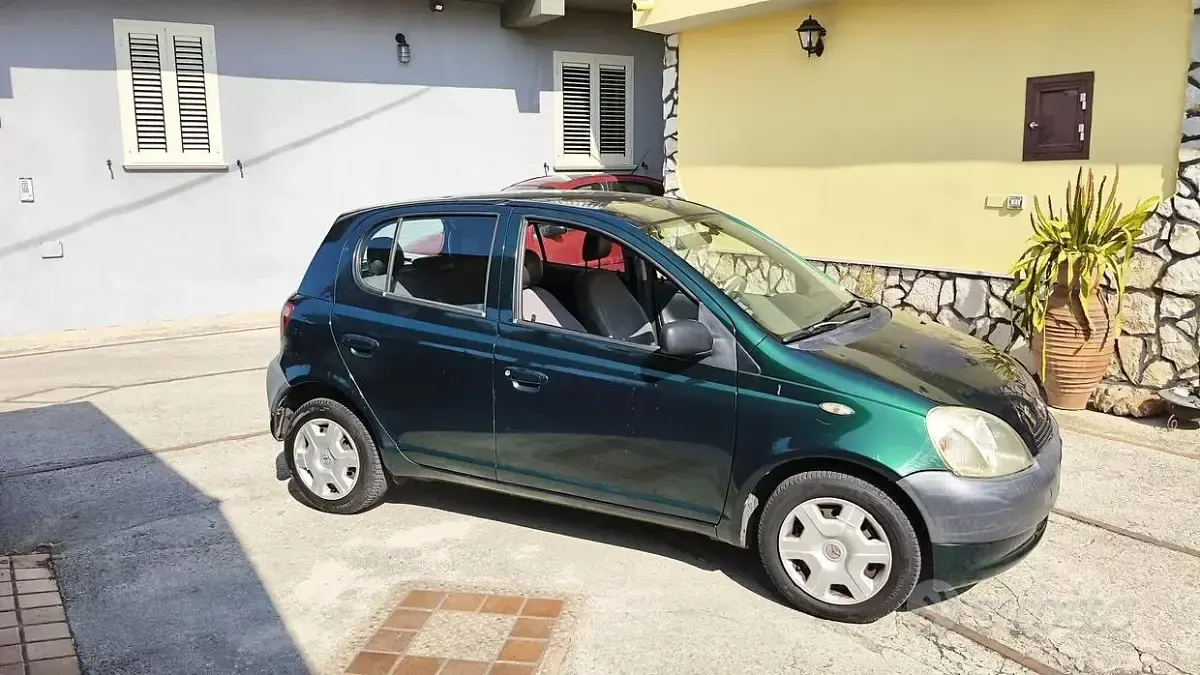 Usata Toyota Yaris 68 CV (50 kW) 2000 Verde Berlina