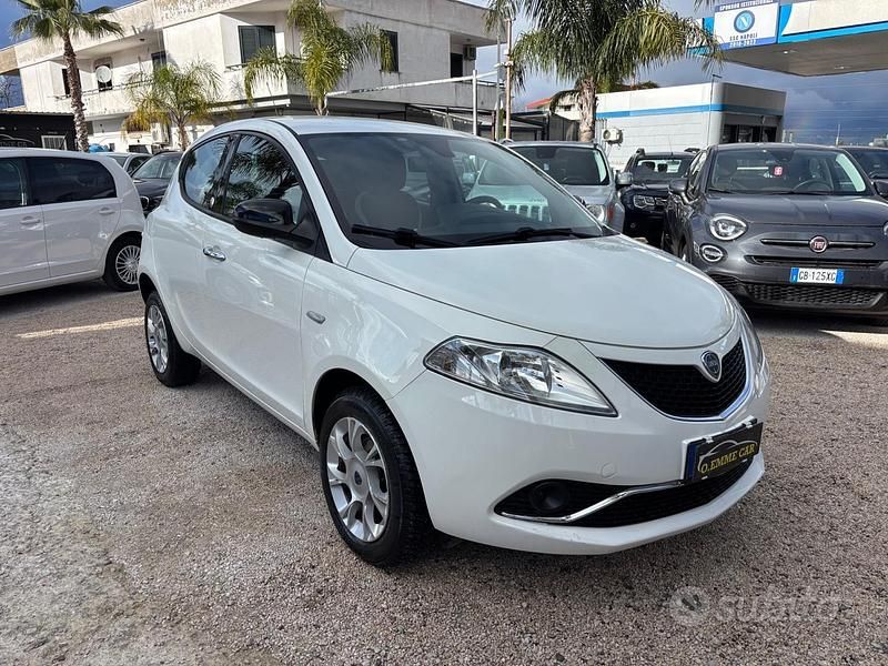 Usata Lancia Ypsilon Platinum 80 CV (58 kW) 2016 Bianco Utilitaria