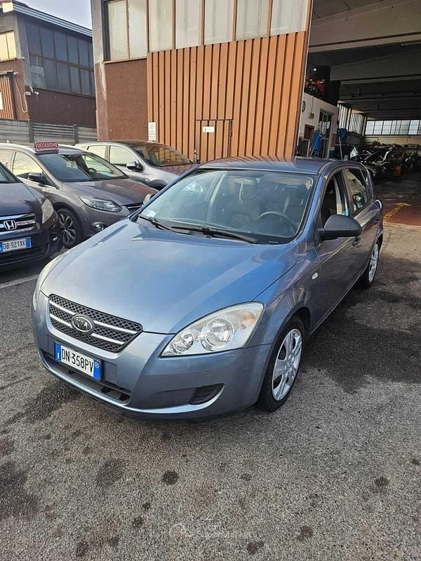 Usata Kia Ceed EX 109 CV (80 kW) 2008 Gray Utilitaria