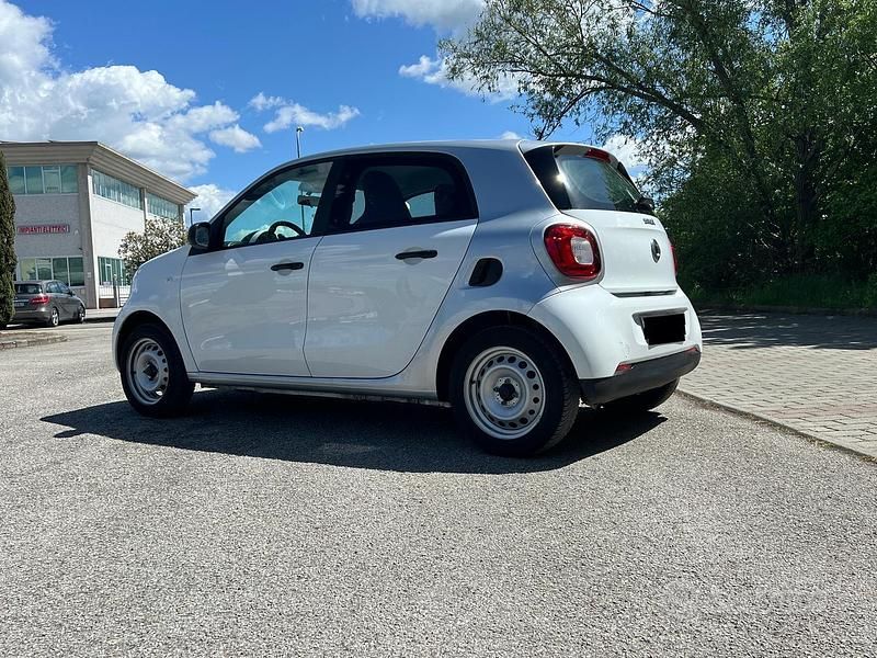 Begagnad Smart ForFour 71 HK (52 kW) 2019 Vit Halvkombi