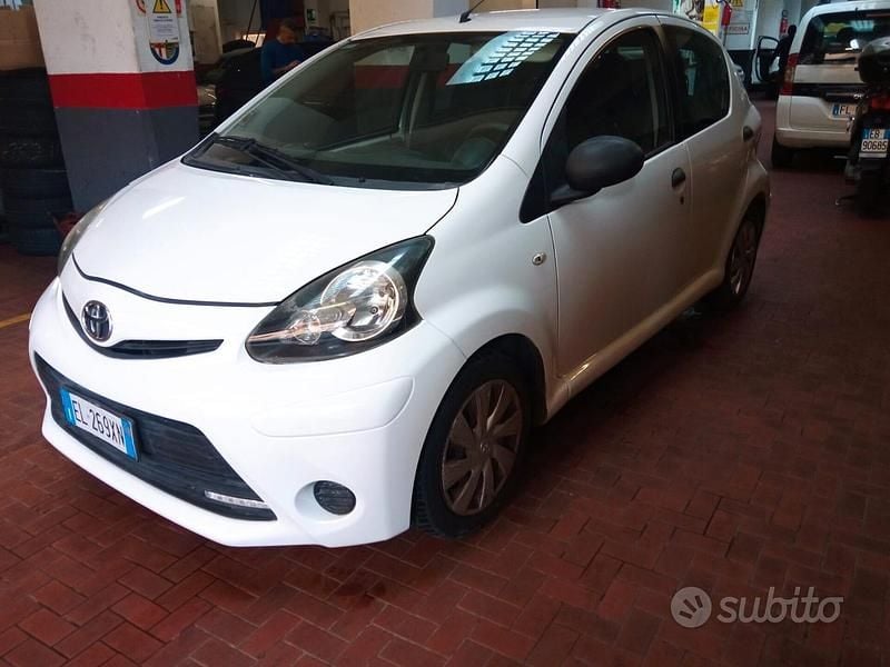Usata Toyota Aygo Connect Style 68 CV (50 kW) 2012 Bianco Utilitaria