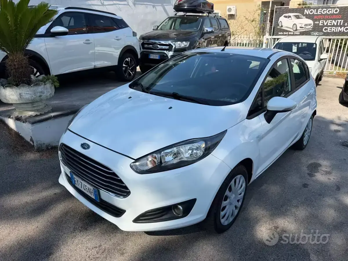 Usata Ford Fiesta 75 CV (55 kW) 2015 Bianco Utilitaria