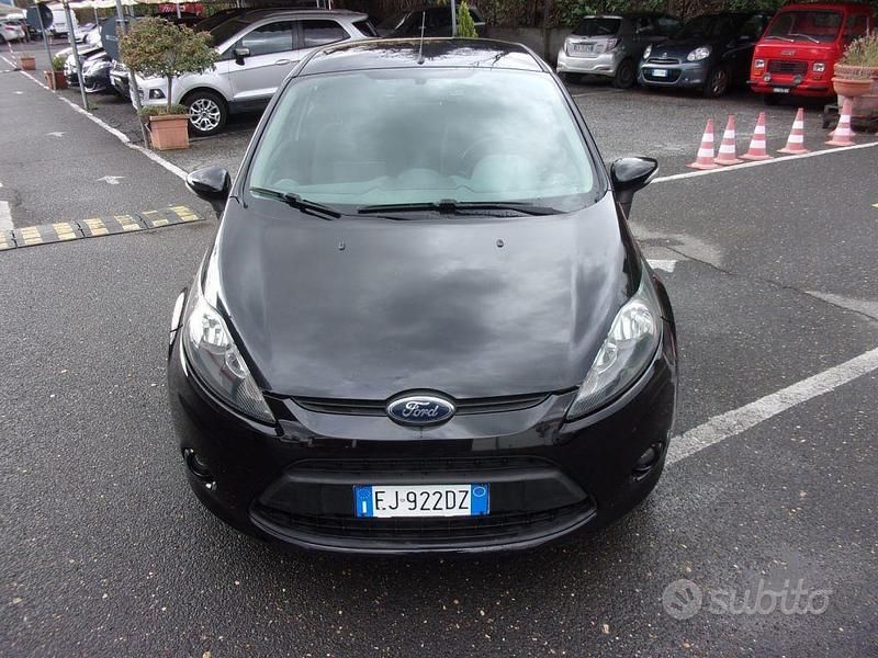 Second-hand Ford Fiesta Titanium 97 CP (71 kW) 2011 Negru Hatchback