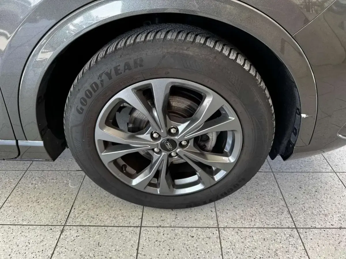 Usata Ford Kuga ST-Line 120 CV (88 kW) 2024 Grigio metallizzato SUV
