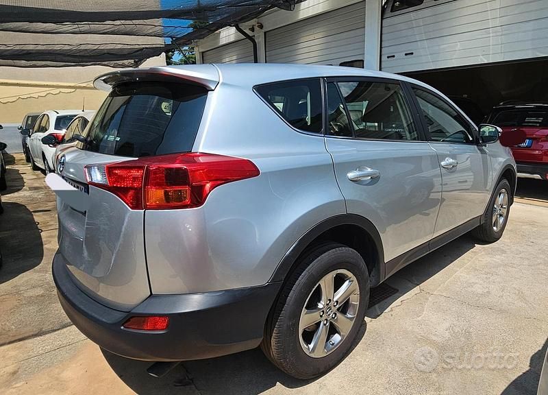 Usata Toyota RAV4 Style 124 CV (91 kW) 2015 Grigio Berlina