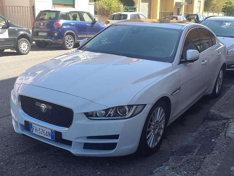 Bianco Usata 2016 Jaguar XE Business Edition Tre volumi | 14.800 € (Cara) - Immagine 1/4