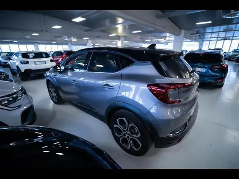 Usata Renault Captur Intens 145 CV (106 kW) 2023 Grigio chiaro SUV