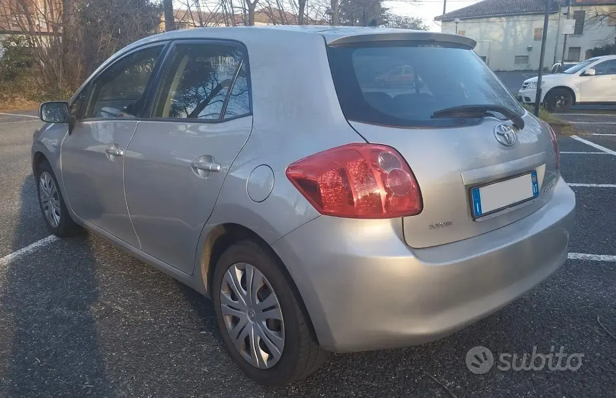 Usata Toyota Auris Sol 124 CV (91 kW) 2007 Grigio Utilitaria