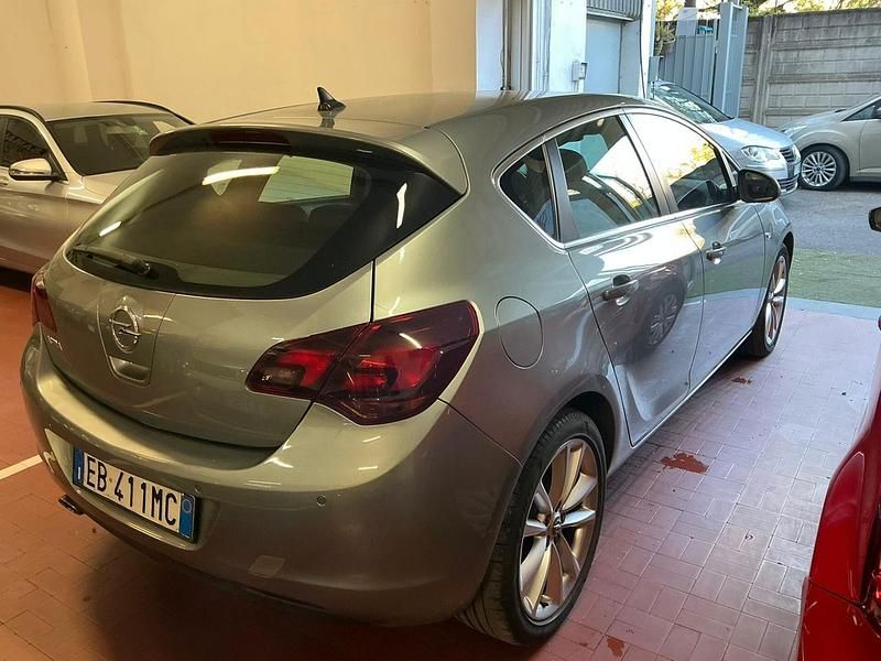 Usata Opel Astra 140 CV (102 kW) 2010 Grigio Berlina