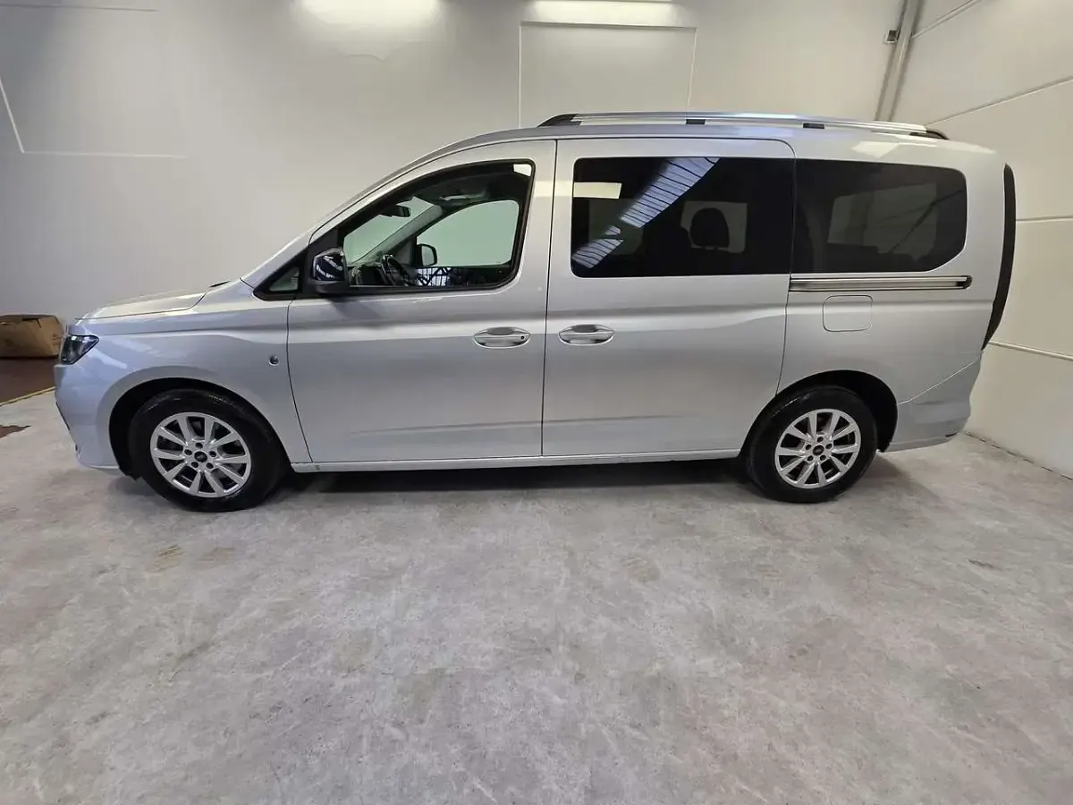 Usata Ford Tourneo Connect Titanium 122 CV (89 kW) 2024 Argento Monovolume