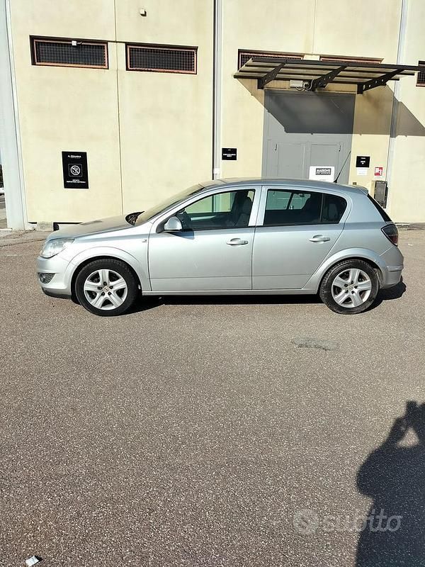 Usata Opel Astra 140 CV (102 kW) 2010 Grigio Berlina