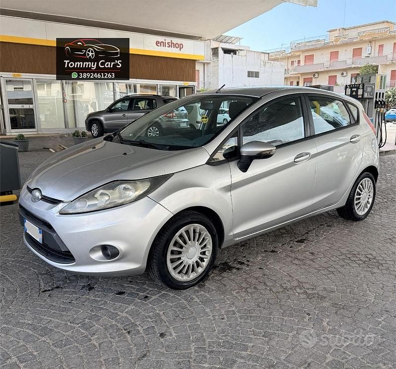 Usata Ford Fiesta 70 CV (51 kW) 2010 Grigio Utilitaria