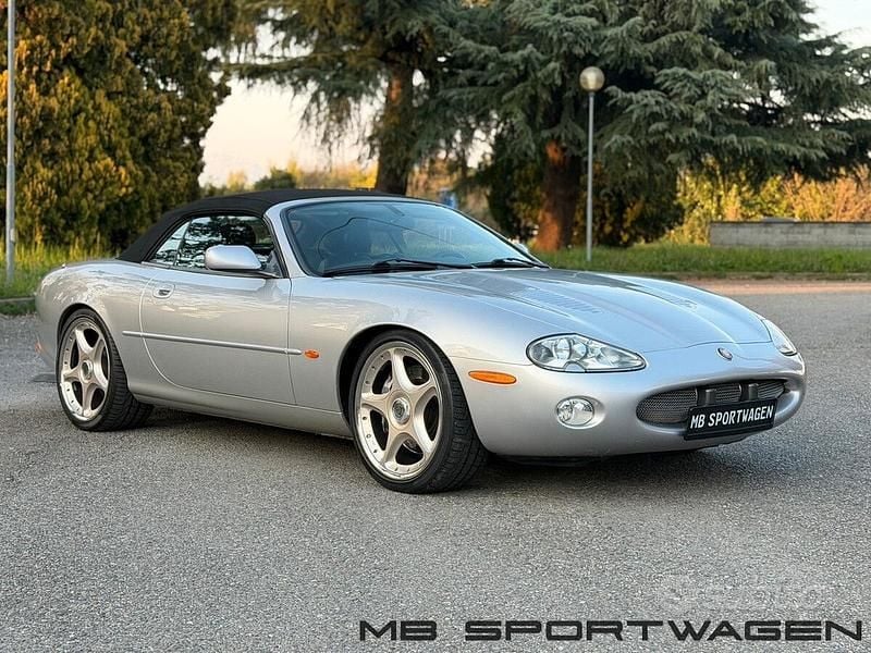 Second-hand Jaguar XKR Supercharged 363 CP (266 kW) 2003 Cabrio