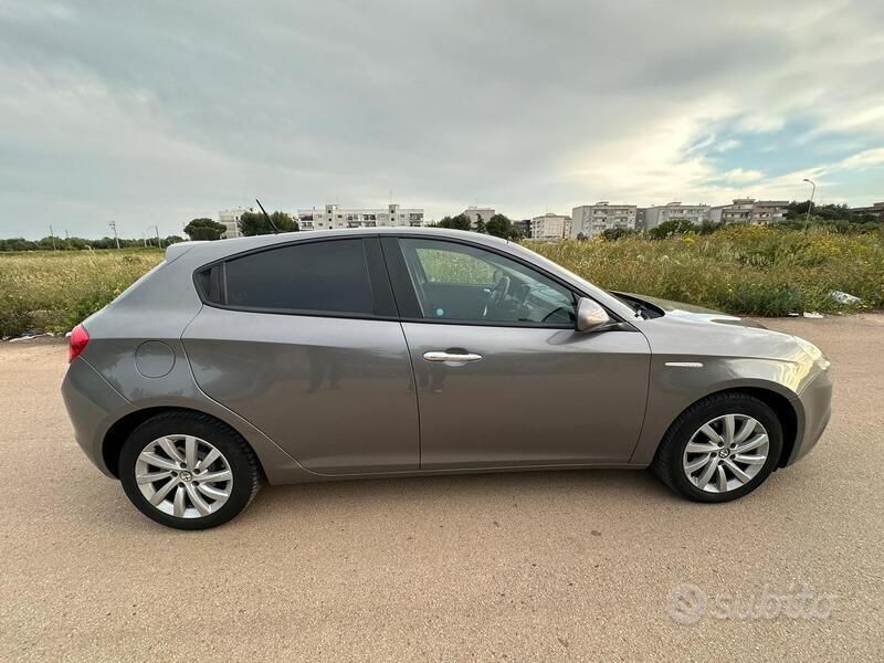 Usata Alfa Romeo Giulietta Distinctive 120 CV (88 kW) 2015 Grigio Utilitaria