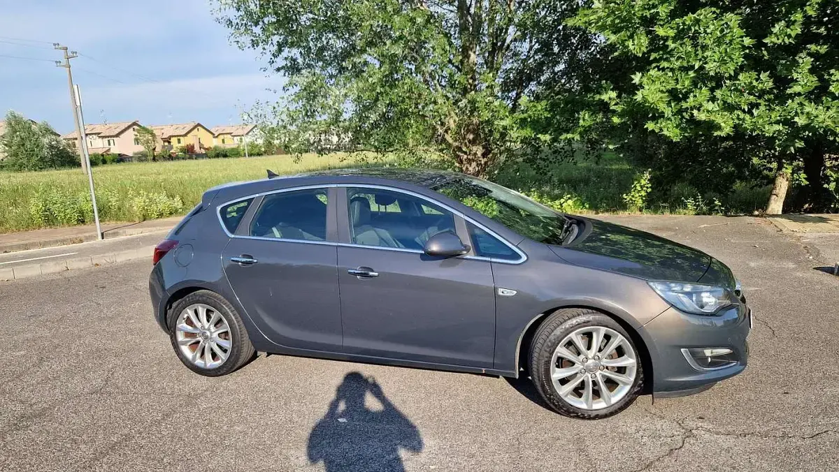 Usata Opel Astra Cosmo 165 CV (121 kW) 2013 Grigio Berlina