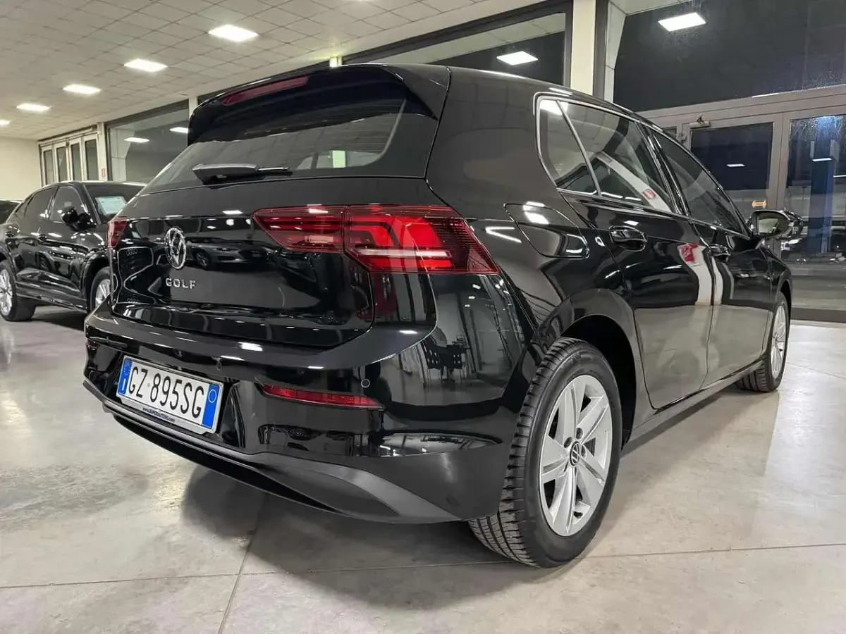 Begagnad VW Golf VIII Life 116 HK (85 kW) 2025 Svart Sedan