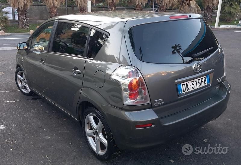 Usata Toyota Corolla Verso 2007 Grigio Monovolume