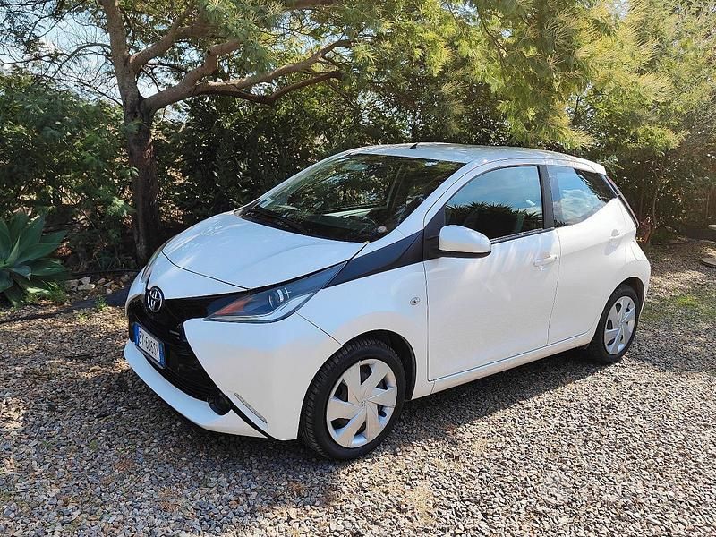Bianco Usata 2015 Toyota Aygo Due volumi | 7800 € (Buon prezzo) - Immagine 1/4