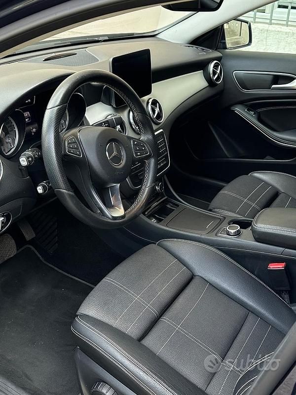 Usata Mercedes GLA200 Premium 136 CV (100 kW) 2016 Blu SUV