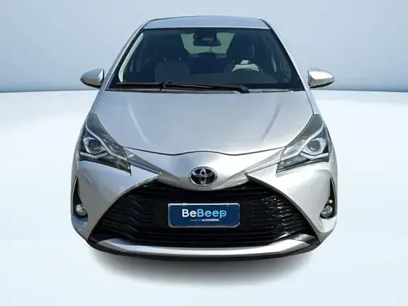 Usata Toyota Yaris Active 69 CV (50 kW) 2017 Grigio Berlina