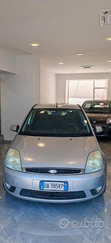 Usata Ford Fiesta Ghia 75 CV (55 kW) 2006 Argento Utilitaria
