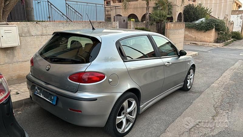 Usata Alfa Romeo 147 Distinctive 116 CV (85 kW) 2001 Grigio Utilitaria