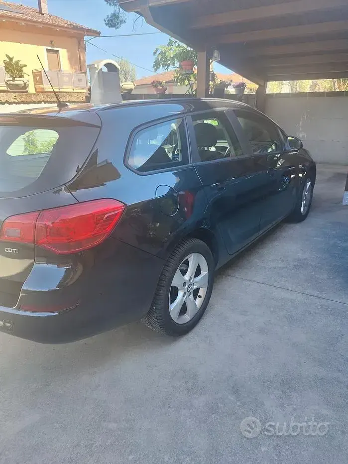 Usata Opel Astra 110 CV (80 kW) 2013 Nero Station wagon