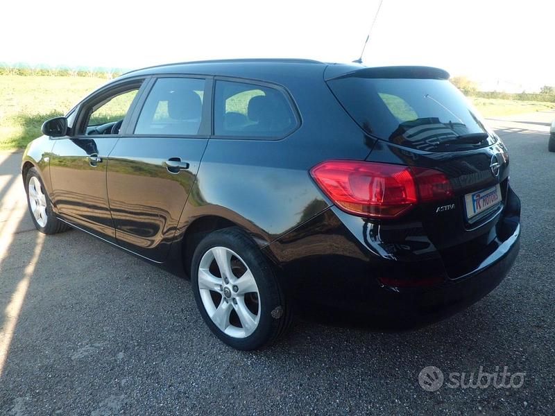Usata Opel Astra 110 CV (80 kW) 2011 Nero Station wagon