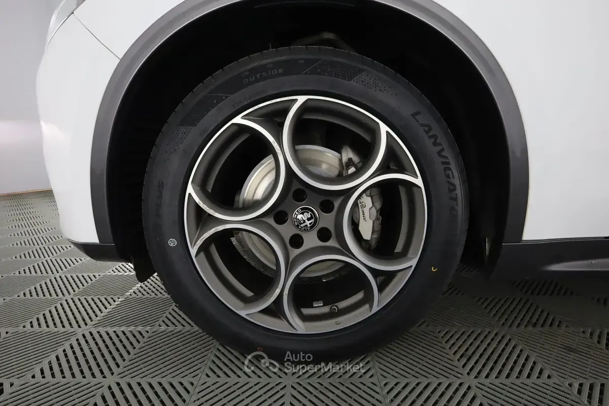 Usata Alfa Romeo Stelvio Ti 209 CV (153 kW) 2023 Bianco SUV