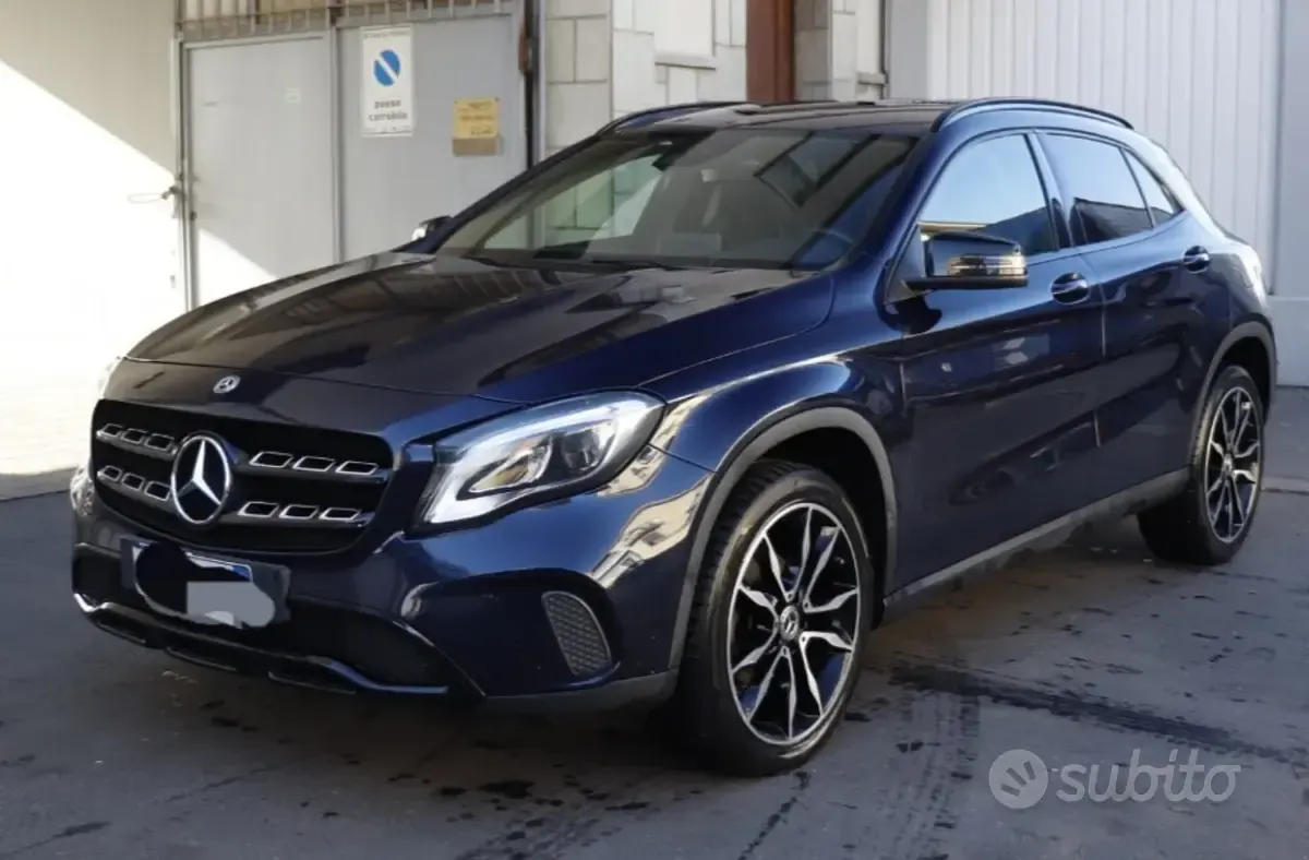 Usata Mercedes GLA200 Sport 136 CV (100 kW) 2017 Blu/azzurro SUV