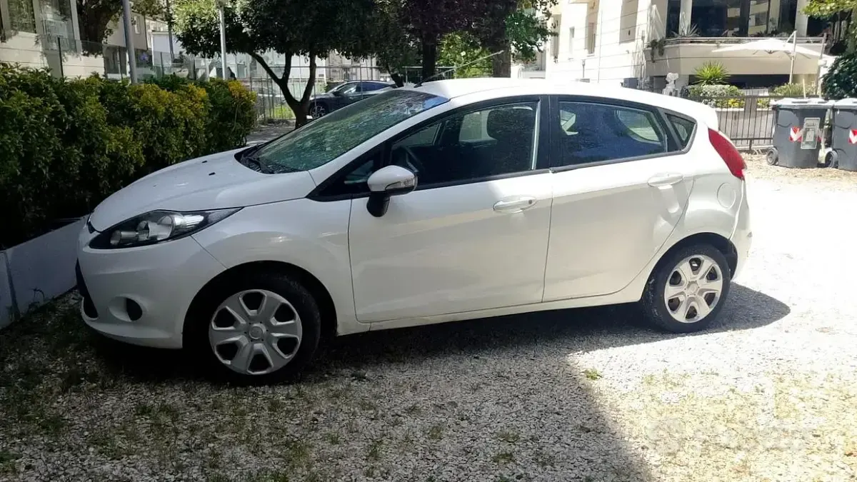 Usata Ford Fiesta 68 CV (50 kW) 2009 Bianco Berlina