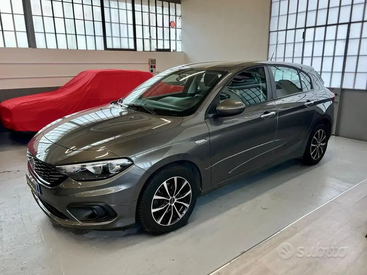 Usata Fiat Tipo Lounge 95 CV (69 kW) 2018 Grigio Berlina