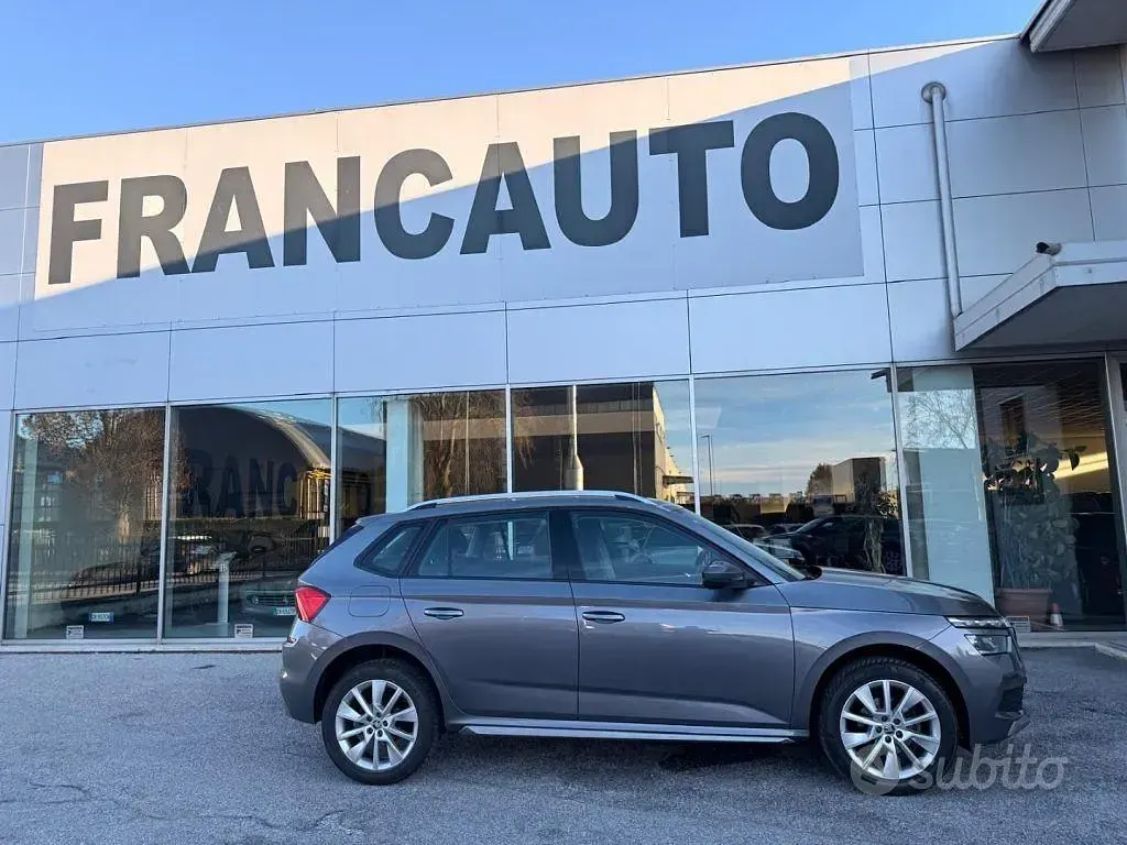 Usado Skoda Kamiq Style 90 CV (66 kW) 2022 Gris SUV