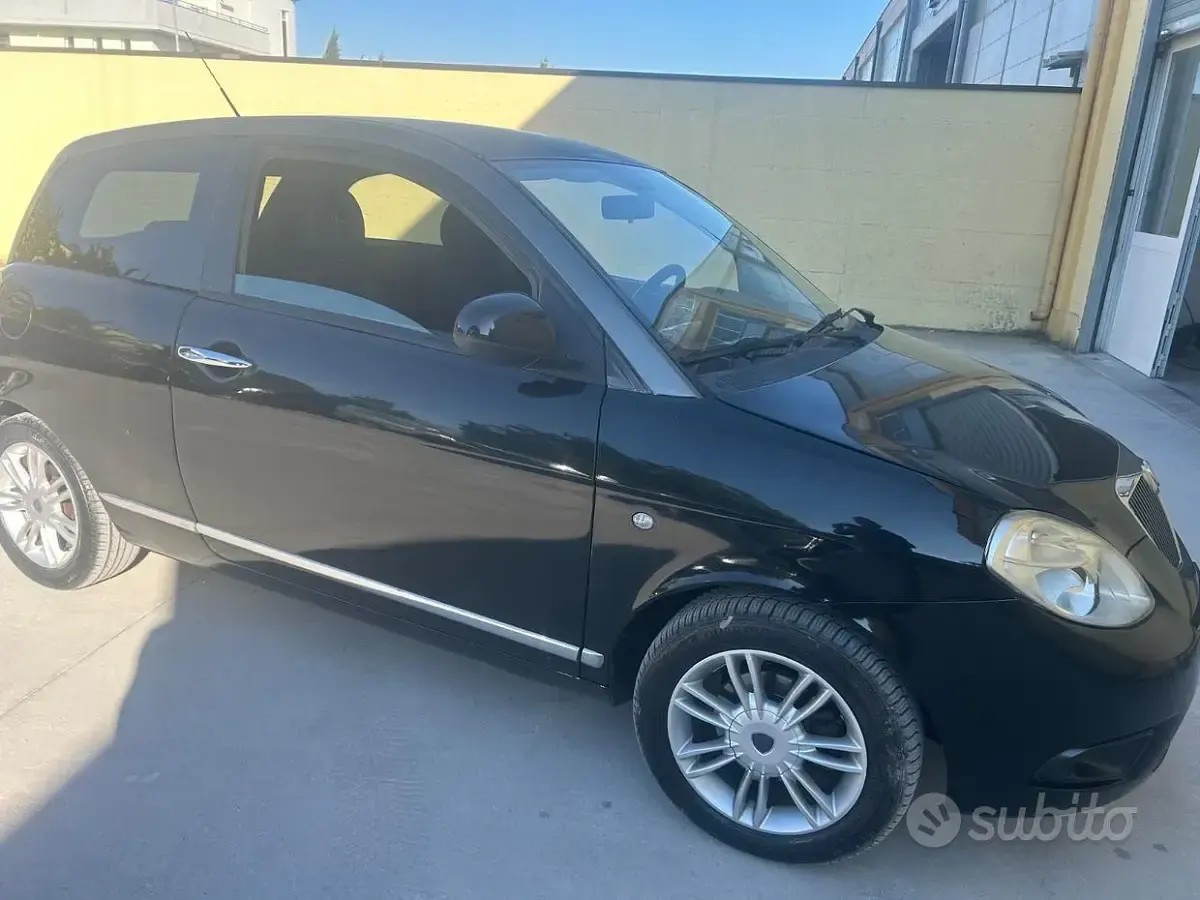 Usata Lancia Ypsilon 90 CV (66 kW) 2008 Nero Utilitaria