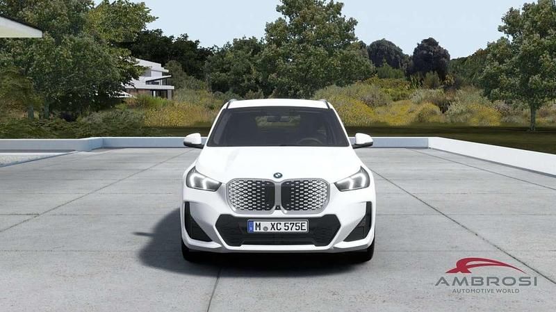 Nuova BMW iX1 M Sport 150 kW (204 CV) 2026 Alpin white pastello SUV