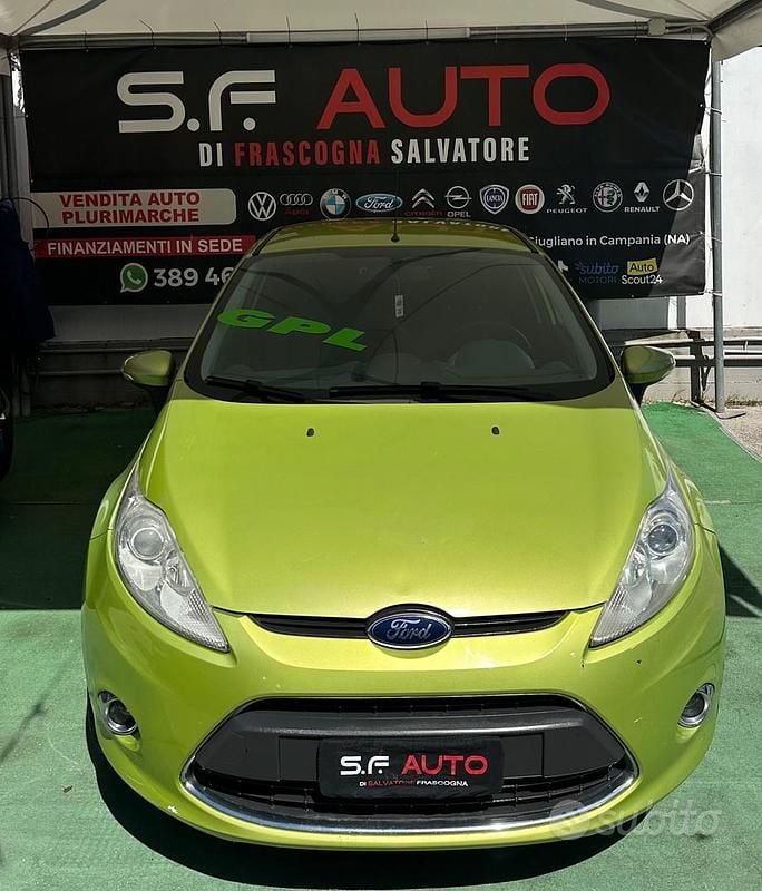 Usata Ford Fiesta Titanium 96 CV (70 kW) 2010 Verde Berlina