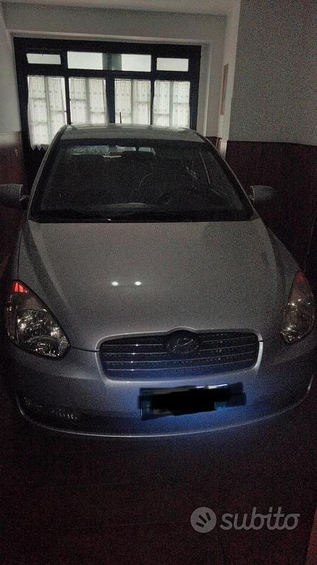 Grigio Usata 2006 Hyundai Accent Tre volumi | 3500 € - Immagine 1/1