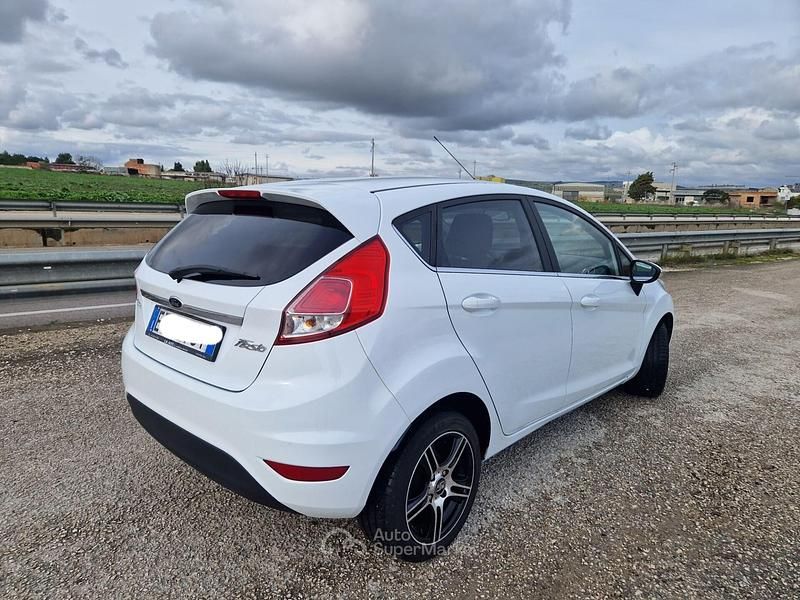 Second-hand Ford Fiesta Titanium 97 CP (71 kW) 2015 Alb Berlinǎ