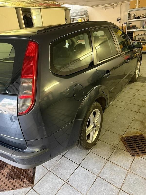 Usata Ford Focus Style 90 CV (66 kW) 2006 Grigio Station wagon