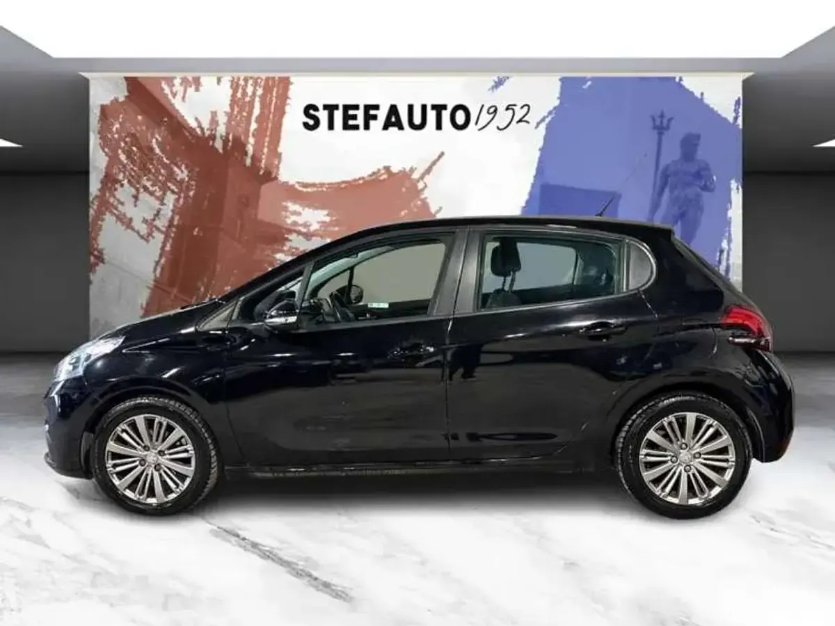 Usata Peugeot 208 Access 82 CV (60 kW) 2018 Nero Utilitaria