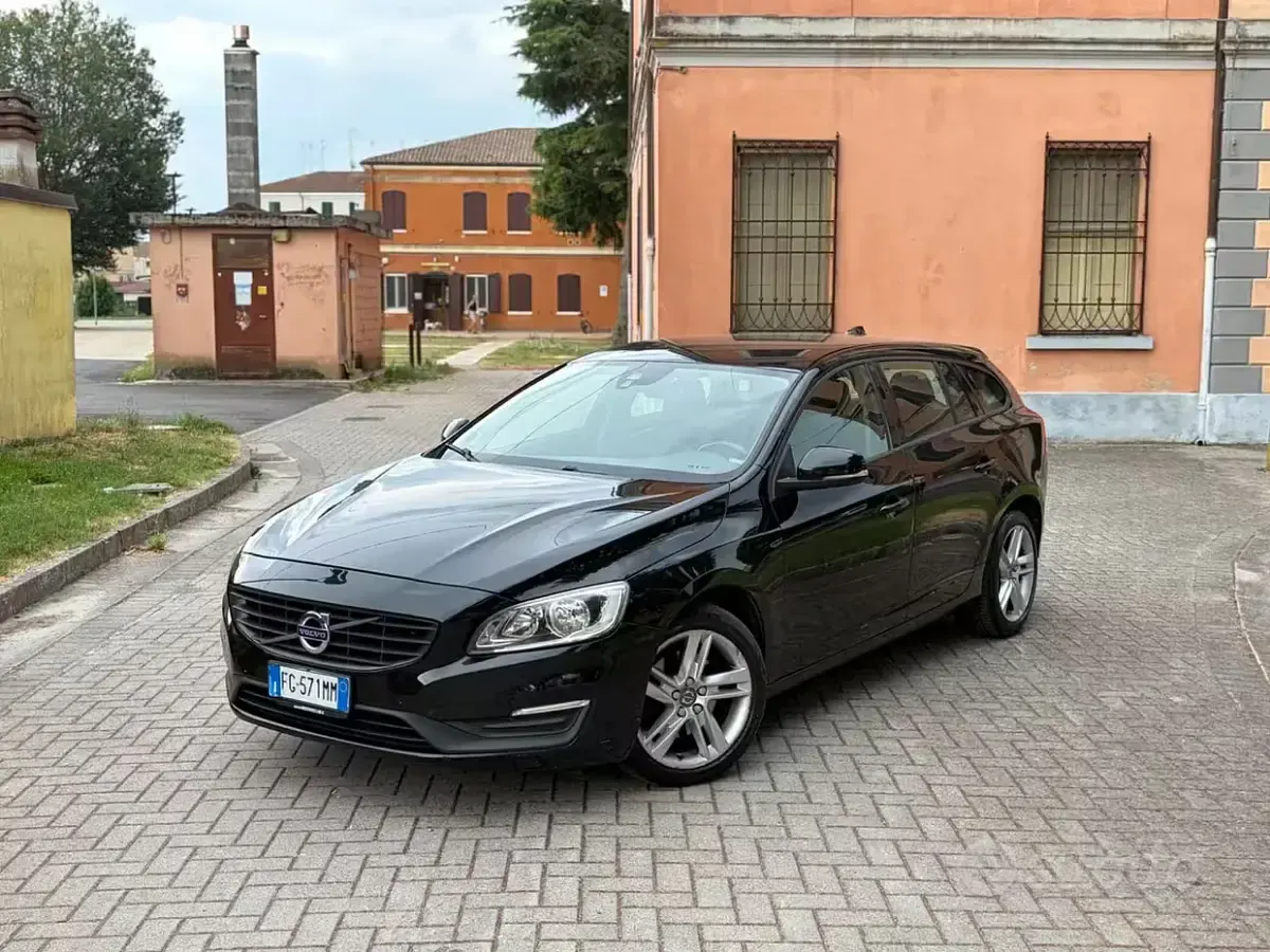 Usata Volvo V60 120 CV (88 kW) 2016 Nero Station wagon
