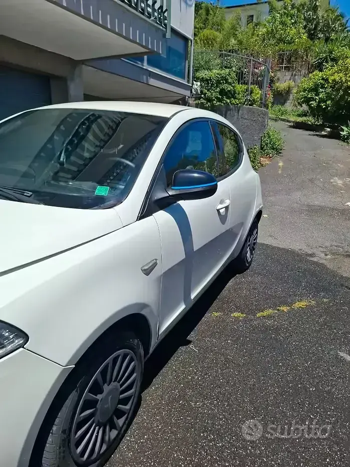Usata Lancia Ypsilon 80 CV (58 kW) 2013 Bianco Utilitaria