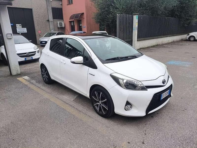 Bianco Usata 2015 Toyota Yaris Hybrid Style Tre volumi | 8450 € (Buon prezzo) - Immagine 1/4