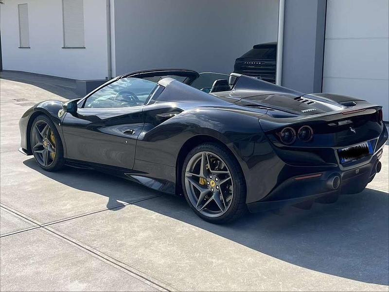 Usata Ferrari F8 721 CV (530 kW) 2023 Cabrio